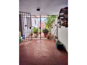 VENTA DE HERMOSA CASA ESQUINA Y DPTO, ZONA CÉNTRICA RIVADAVIA-MZA
