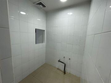 Local en Vitacura Alto Las Condes / Acceso metro línea 7