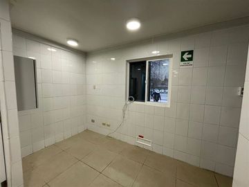 Local en Vitacura Alto Las Condes / Acceso metro línea 7