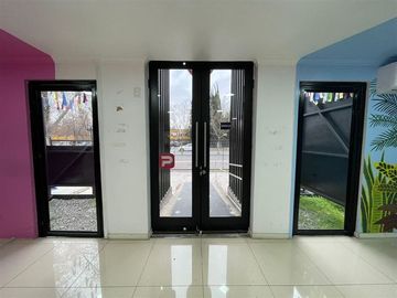 Local en Vitacura Alto Las Condes / Acceso metro línea 7