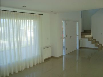 Casa 4 dormitorios barrio privado Rumencó