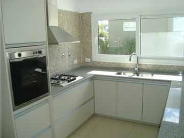 Casa 4 dormitorios barrio privado Rumencó