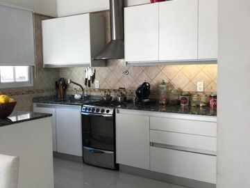 ESPECTACULAR CASA EN ALTO (180 M 2) PATIO PARRILLA MAS TZA 180 M2