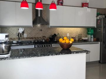 ESPECTACULAR CASA EN ALTO (180 M 2) PATIO PARRILLA MAS TZA 180 M2