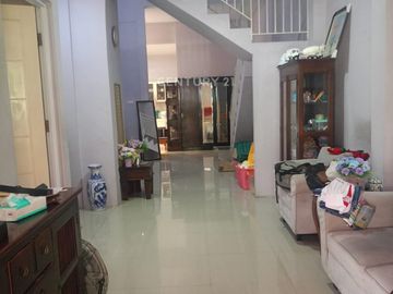 Rumah 2 Lantai Hadap Taman Lingkungan Rapi Tenang Strategis