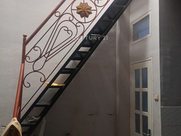 Rumah 2 Lantai Hadap Taman Lingkungan Rapi Tenang Strategis