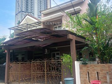 Rumah 2 Lantai Hadap Taman Lingkungan Rapi Tenang Strategis