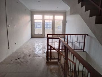 Ruko 3 Lantai di Jalan Lowanu, Selatan Perempatan Taman Siswa