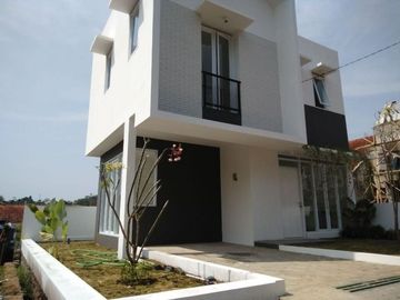 Rumah Bernuansa Perbukitan Di Srimaya Cikutra Dekat Pusat Kota,Bandung