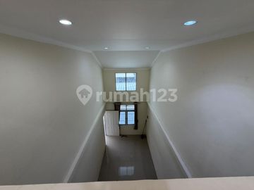 Dijual Rumah di Sektor 7C Gading Serpong 6X18