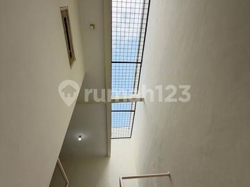 Dijual Rumah di Sektor 7C Gading Serpong 6X18
