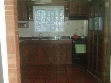 HERMOSO Y AMPLIO CHALET 2 PLANTAS.8 AMB 4 DORM.C/ FONDO Y GARAGE P/ 2 AUTOS. APTO CREDITO BANCARIO