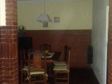 HERMOSO Y AMPLIO CHALET 2 PLANTAS.8 AMB 4 DORM.C/ FONDO Y GARAGE P/ 2 AUTOS. APTO CREDITO BANCARIO