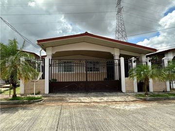 VENDO CASA EN BRISAS DE GOLF DE ARRAIJAN. AM