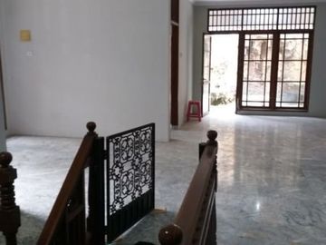 Rumah di Kebon Jeruk, 2Lt, Semi Furn, Srtategis di Duri Kepa