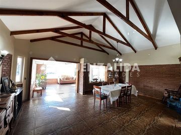 Casa en venta de 11 dorm. en Calera de Tango