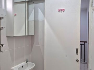 Rumah Keluarga Modern 2 Lantai di Boston Village Gading Serpong