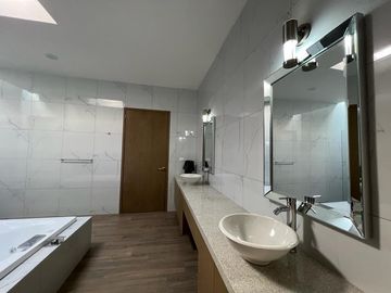 RESIDENCIA EN VENTA CAMPO DE GOLF TRES MARÍAS, ESPECTACULAR DISEÑO MODERNO CON JARDINES INTERIORES