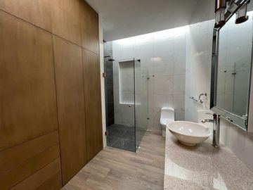 RESIDENCIA EN VENTA CAMPO DE GOLF TRES MARÍAS, ESPECTACULAR DISEÑO MODERNO CON JARDINES INTERIORES