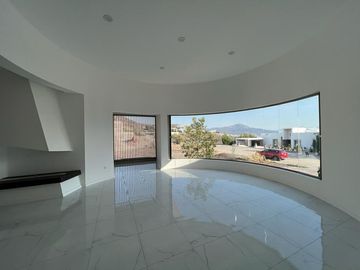 RESIDENCIA EN VENTA CAMPO DE GOLF TRES MARÍAS, ESPECTACULAR DISEÑO MODERNO CON JARDINES INTERIORES