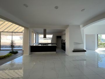 RESIDENCIA EN VENTA CAMPO DE GOLF TRES MARÍAS, ESPECTACULAR DISEÑO MODERNO CON JARDINES INTERIORES