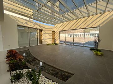 RESIDENCIA EN VENTA CAMPO DE GOLF TRES MARÍAS, ESPECTACULAR DISEÑO MODERNO CON JARDINES INTERIORES