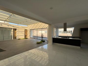 RESIDENCIA EN VENTA CAMPO DE GOLF TRES MARÍAS, ESPECTACULAR DISEÑO MODERNO CON JARDINES INTERIORES