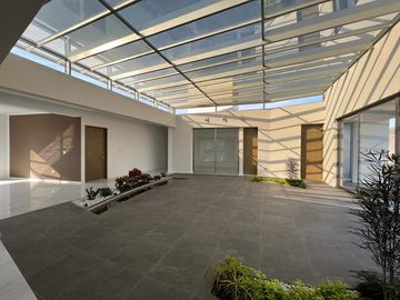 RESIDENCIA EN VENTA CAMPO DE GOLF TRES MARÍAS, ESPECTACULAR DISEÑO MODERNO CON JARDINES INTERIORES