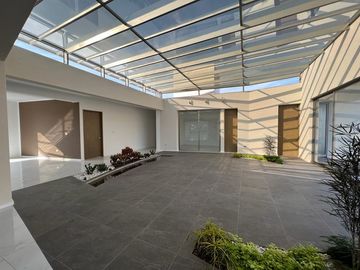 RESIDENCIA EN VENTA CAMPO DE GOLF TRES MARÍAS, ESPECTACULAR DISEÑO MODERNO CON JARDINES INTERIORES
