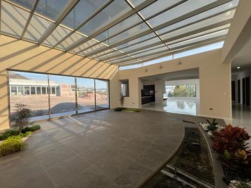 RESIDENCIA EN VENTA CAMPO DE GOLF TRES MARÍAS, ESPECTACULAR DISEÑO MODERNO CON JARDINES INTERIORES