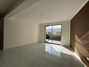 RESIDENCIA EN VENTA CAMPO DE GOLF TRES MARÍAS, ESPECTACULAR DISEÑO MODERNO CON JARDINES INTERIORES