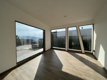 RESIDENCIA EN VENTA CAMPO DE GOLF TRES MARÍAS, ESPECTACULAR DISEÑO MODERNO CON JARDINES INTERIORES