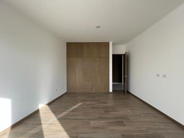 RESIDENCIA EN VENTA CAMPO DE GOLF TRES MARÍAS, ESPECTACULAR DISEÑO MODERNO CON JARDINES INTERIORES