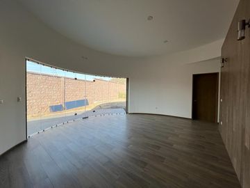 RESIDENCIA EN VENTA CAMPO DE GOLF TRES MARÍAS, ESPECTACULAR DISEÑO MODERNO CON JARDINES INTERIORES