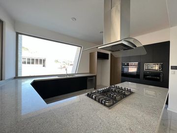 RESIDENCIA EN VENTA CAMPO DE GOLF TRES MARÍAS, ESPECTACULAR DISEÑO MODERNO CON JARDINES INTERIORES