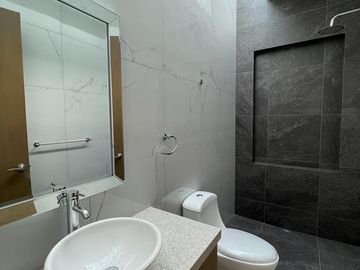 RESIDENCIA EN VENTA CAMPO DE GOLF TRES MARÍAS, ESPECTACULAR DISEÑO MODERNO CON JARDINES INTERIORES