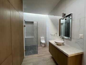 RESIDENCIA EN VENTA CAMPO DE GOLF TRES MARÍAS, ESPECTACULAR DISEÑO MODERNO CON JARDINES INTERIORES