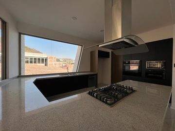 RESIDENCIA EN VENTA CAMPO DE GOLF TRES MARÍAS, ESPECTACULAR DISEÑO MODERNO CON JARDINES INTERIORES