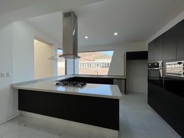 RESIDENCIA EN VENTA CAMPO DE GOLF TRES MARÍAS, ESPECTACULAR DISEÑO MODERNO CON JARDINES INTERIORES