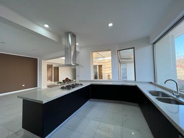 RESIDENCIA EN VENTA CAMPO DE GOLF TRES MARÍAS, ESPECTACULAR DISEÑO MODERNO CON JARDINES INTERIORES