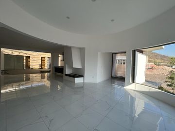 RESIDENCIA EN VENTA CAMPO DE GOLF TRES MARÍAS, ESPECTACULAR DISEÑO MODERNO CON JARDINES INTERIORES