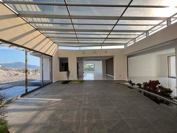 RESIDENCIA EN VENTA CAMPO DE GOLF TRES MARÍAS, ESPECTACULAR DISEÑO MODERNO CON JARDINES INTERIORES