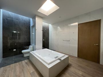 RESIDENCIA EN VENTA CAMPO DE GOLF TRES MARÍAS, ESPECTACULAR DISEÑO MODERNO CON JARDINES INTERIORES