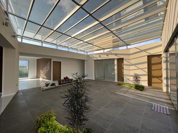 RESIDENCIA EN VENTA CAMPO DE GOLF TRES MARÍAS, ESPECTACULAR DISEÑO MODERNO CON JARDINES INTERIORES