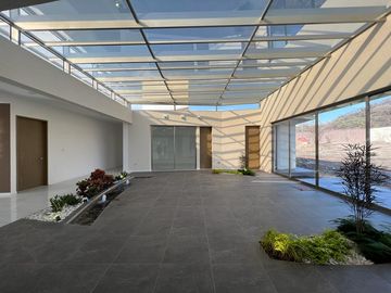 RESIDENCIA EN VENTA CAMPO DE GOLF TRES MARÍAS, ESPECTACULAR DISEÑO MODERNO CON JARDINES INTERIORES