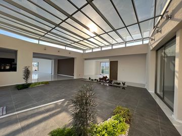 RESIDENCIA EN VENTA CAMPO DE GOLF TRES MARÍAS, ESPECTACULAR DISEÑO MODERNO CON JARDINES INTERIORES