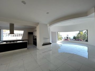 RESIDENCIA EN VENTA CAMPO DE GOLF TRES MARÍAS, ESPECTACULAR DISEÑO MODERNO CON JARDINES INTERIORES