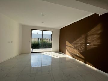 RESIDENCIA EN VENTA CAMPO DE GOLF TRES MARÍAS, ESPECTACULAR DISEÑO MODERNO CON JARDINES INTERIORES