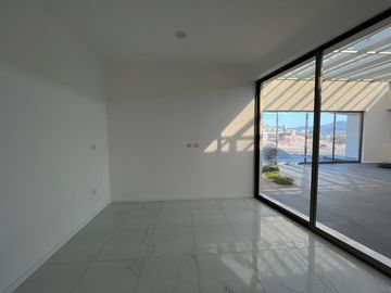 RESIDENCIA EN VENTA CAMPO DE GOLF TRES MARÍAS, ESPECTACULAR DISEÑO MODERNO CON JARDINES INTERIORES