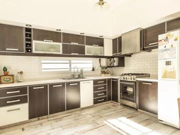 Venta Casa 5 Ambientes Parrilla ,Parque y Permuta Valentín Alsina